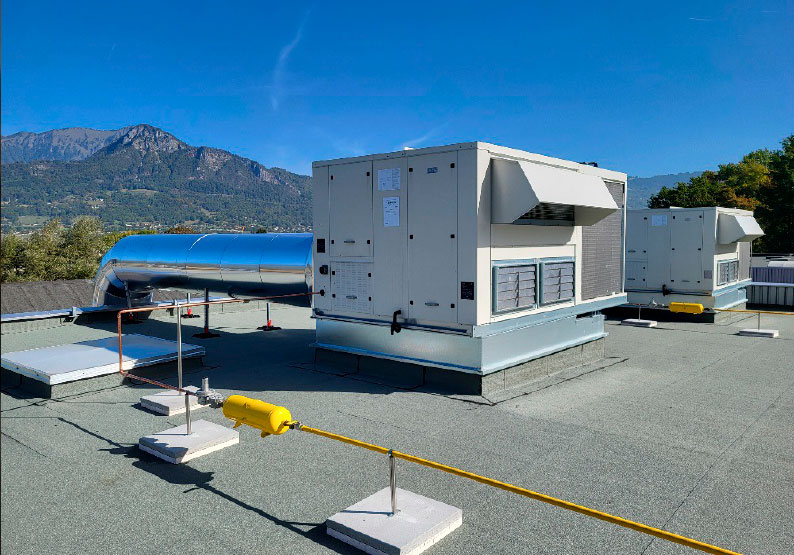 Installation de génie climatique industriel moderne pour l'optimisation énergétique d'une usine.